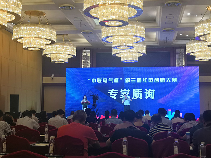 專家評審團(tuán)現(xiàn)場打分.jpg 專家評審團(tuán)現(xiàn)場打分.jpg