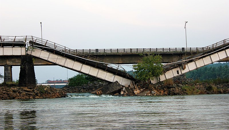 橋梁倒塌.jpg