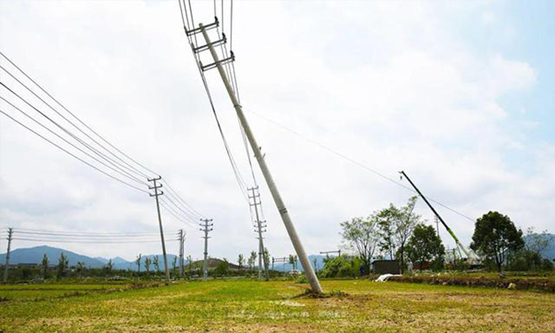 電力桿塔傾斜傾倒.jpg