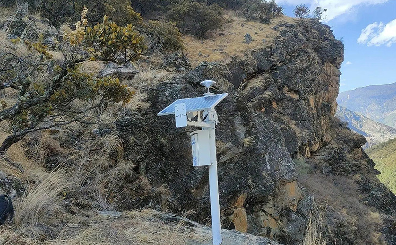 地質(zhì)災(zāi)害監(jiān)測預(yù)警系統(tǒng).jpg 地質(zhì)災(zāi)害監(jiān)測預(yù)警系統(tǒng).jpg