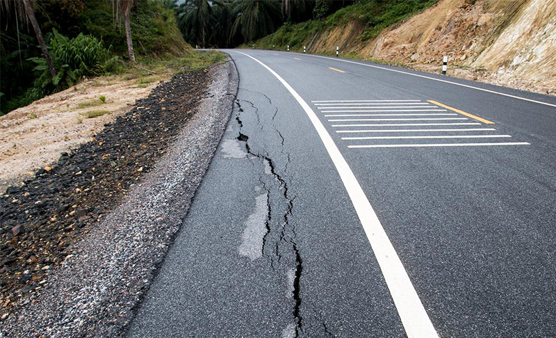 高速公路路面裂隙.jpg 高速公路路面裂隙.jpg